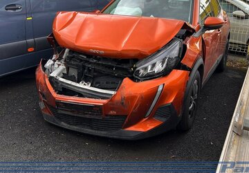 Peugeot 2008 1.2 PureTech 100 Active Pack*Unfall* 21.200 km 4.950 &euro; Berlin 13187