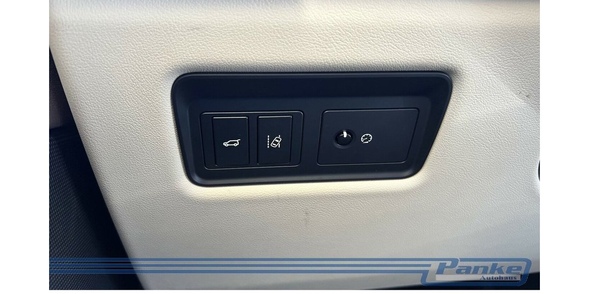 Land Rover Range Rover Vogue 4.4*Pano*LuftF*AHK*SoftC*ACC* 191.145 km 28.990 &euro; Berlin 13187