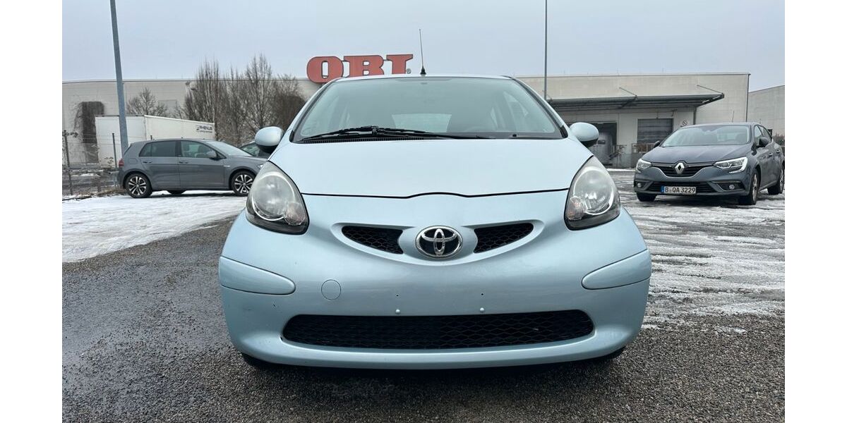 Toyota Aygo (X) 123.000 km 2.190 &euro; Berlin 12055
