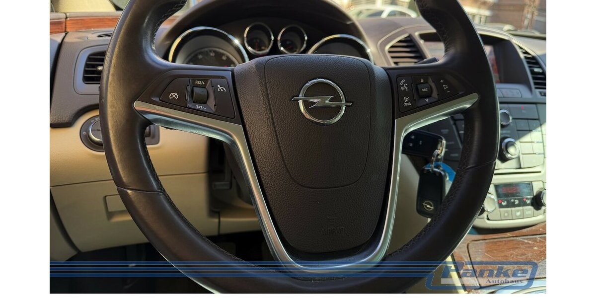 Opel Insignia Cosmo*SHZ*Navi*Tempo*E-Koffer*Lederweiß 169.708 km 5.980 &euro; Berlin 13187