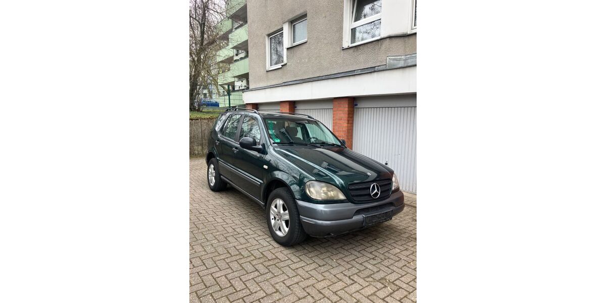 Mercedes-Benz ML 270 293.898 km 2.500 &euro; Berlin 12353